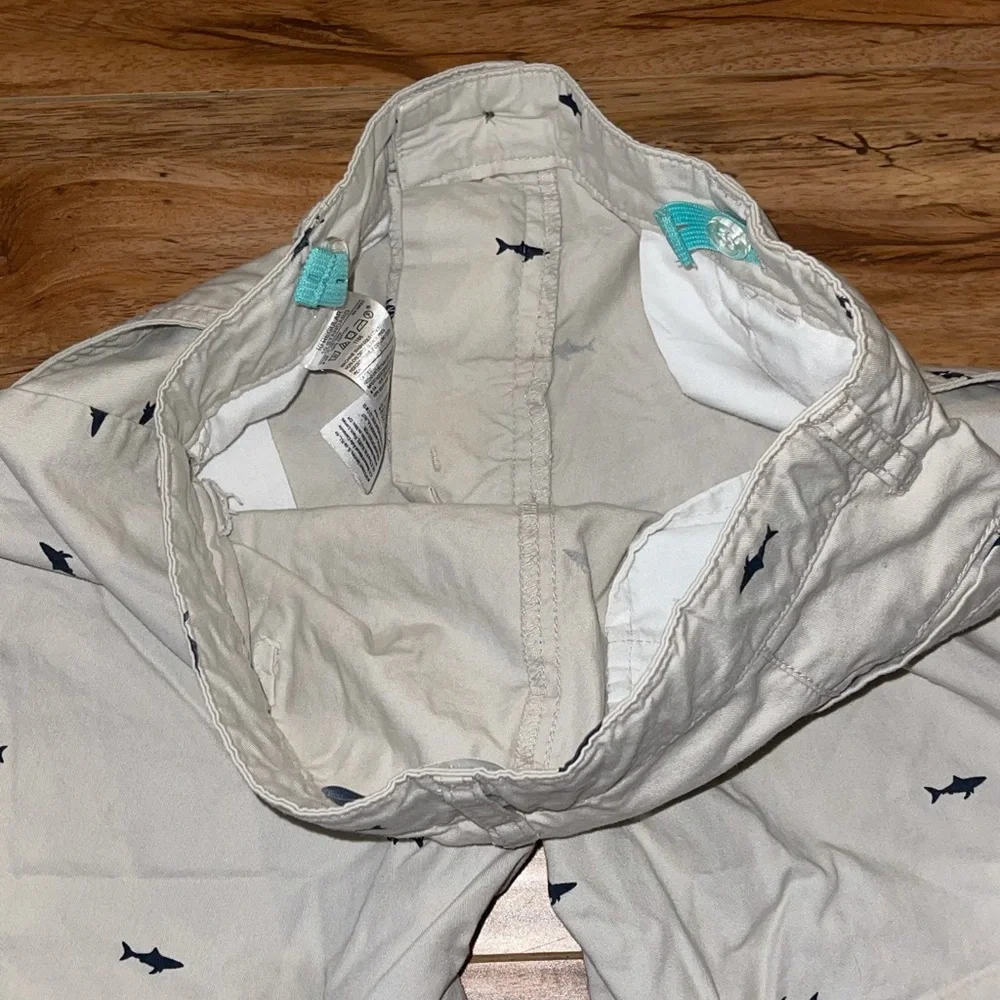 Old Navy adjustable waist shark shorts‎